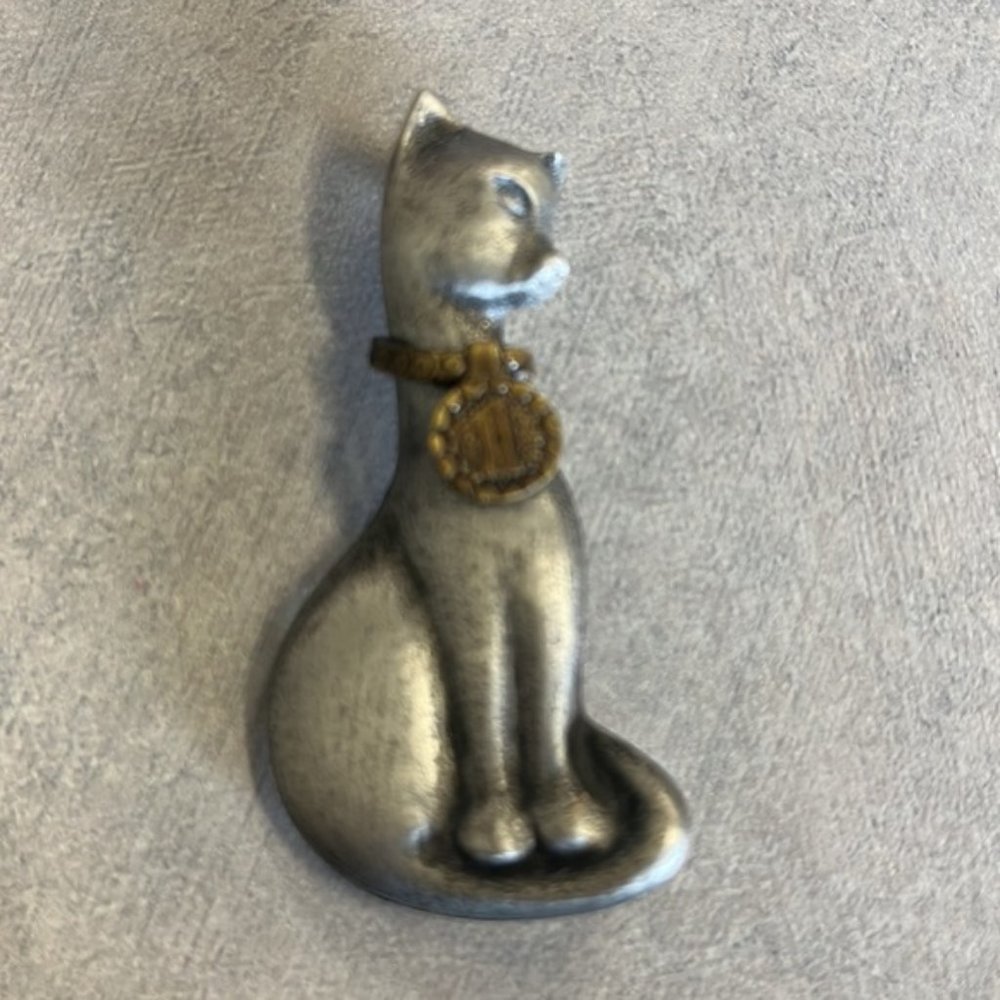 BOGO FREE ALL ITEMS! Pewter cat brooch 2 inches in length